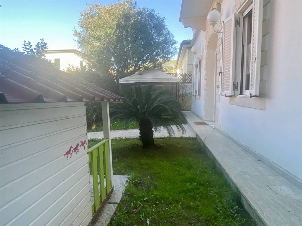 casa indipendente in vendita a Livorno in zona Montenero