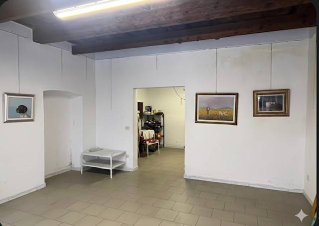 locale commerciale in vendita a Livorno