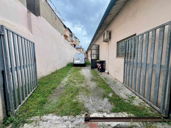 locale commerciale in vendita a Livorno