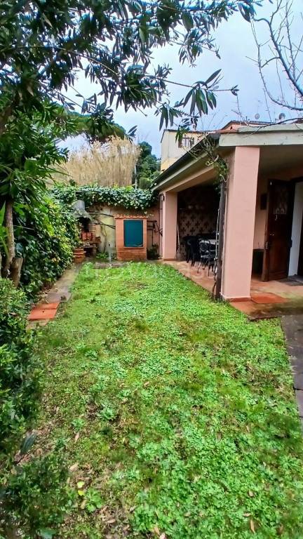 casa indipendente in vendita a Livorno in zona Montenero