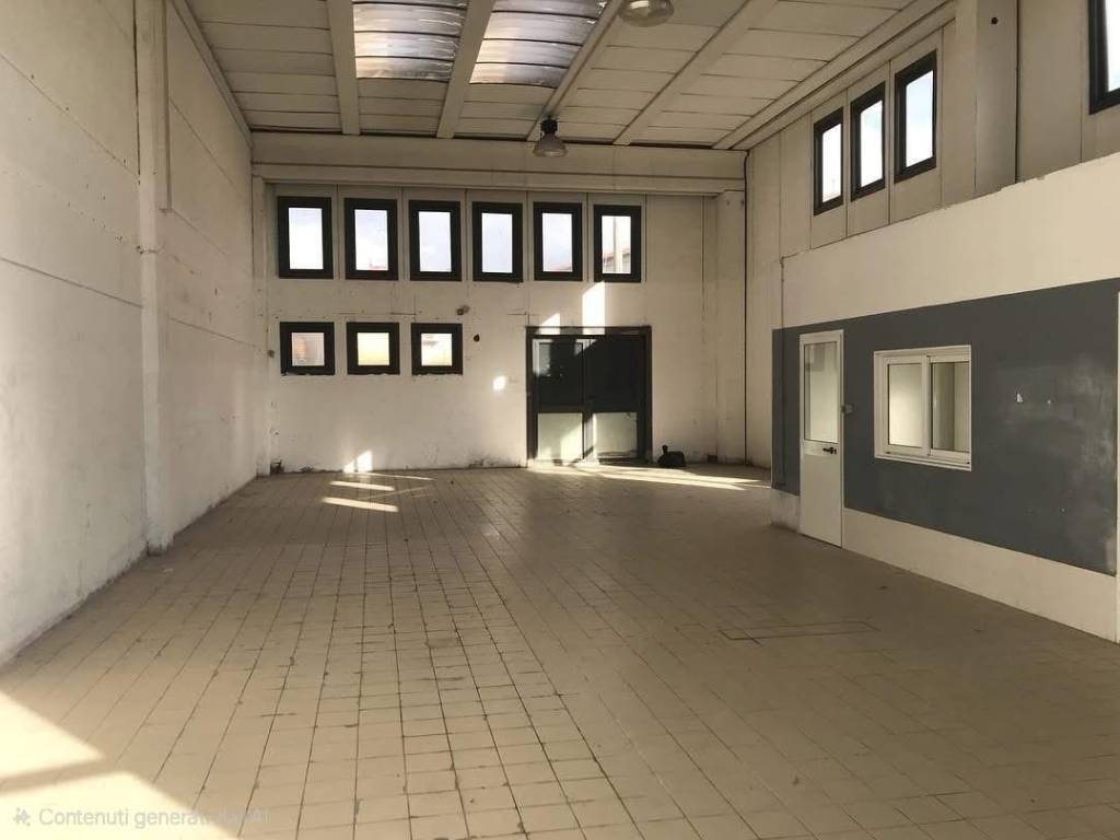 locale commerciale in vendita a Livorno in zona Stazione