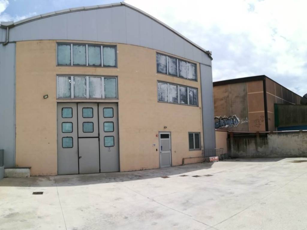 locale commerciale in vendita a Livorno