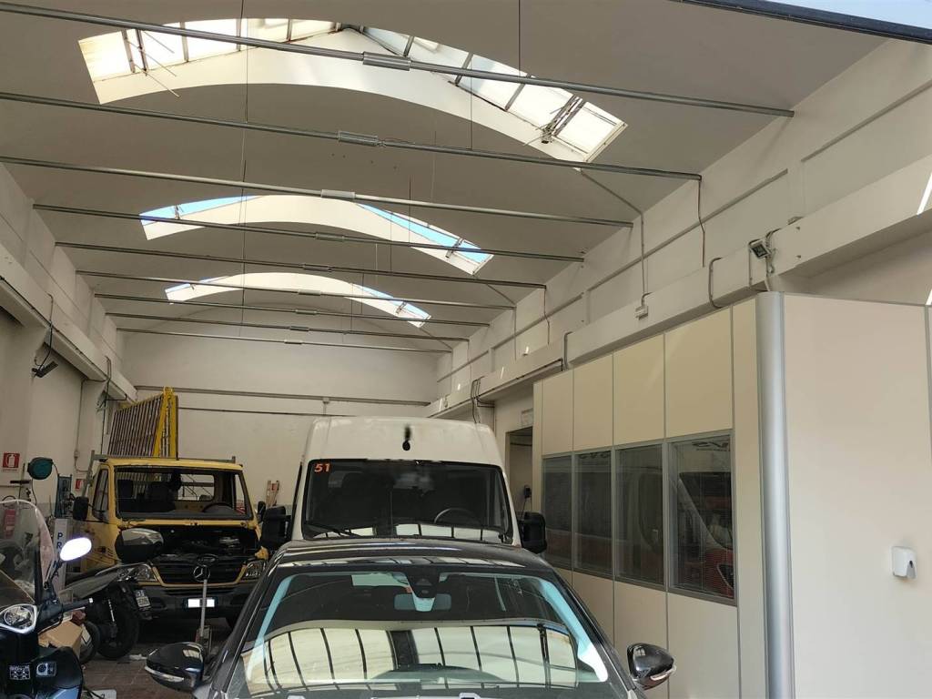 locale commerciale in vendita a Livorno