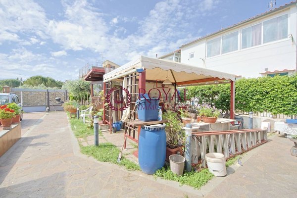 casa indipendente in vendita a Livorno in zona Montenero