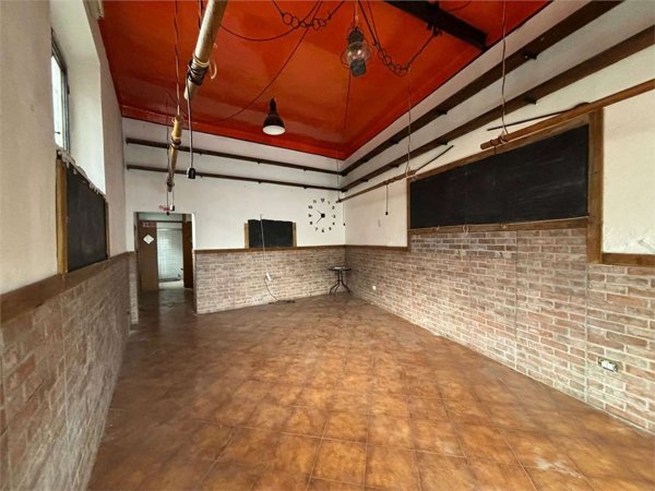 locale commerciale in vendita a Livorno