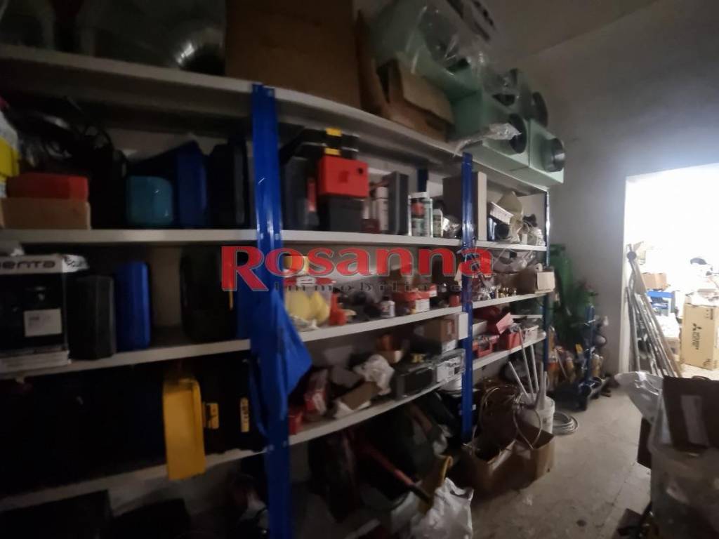 locale commerciale in vendita a Livorno