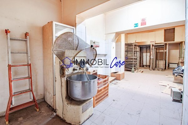 locale commerciale in vendita a Livorno