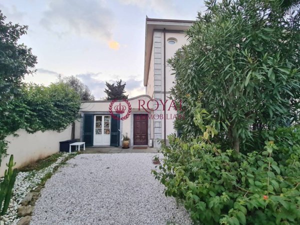 casa indipendente in vendita a Livorno in zona Montenero