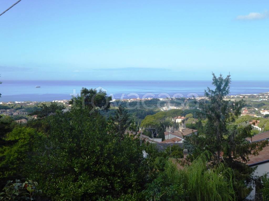 casa indipendente in vendita a Livorno in zona Montenero