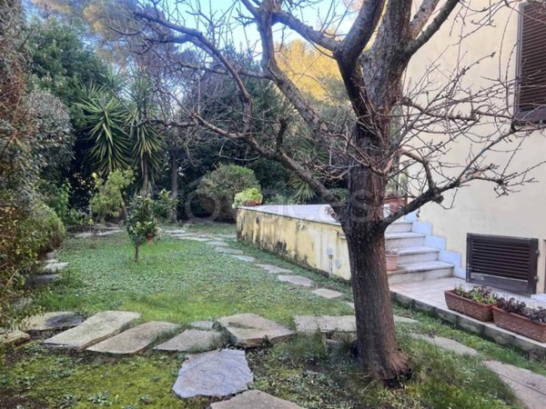 casa indipendente in vendita a Livorno in zona Montenero