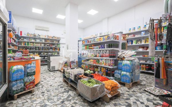 negozio in vendita a Livorno in zona Centro Città