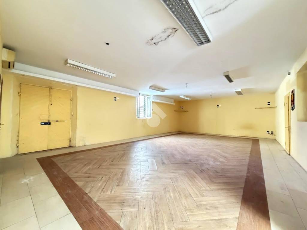 locale commerciale in vendita a Livorno in zona Centro Città