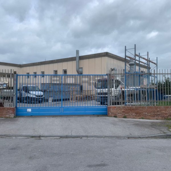 locale commerciale in vendita a Livorno