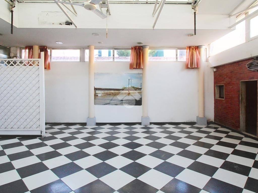 negozio in vendita a Livorno in zona Stazione