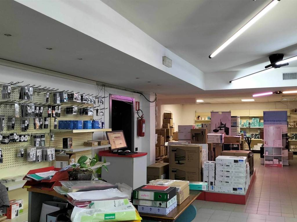 locale commerciale in vendita a Livorno
