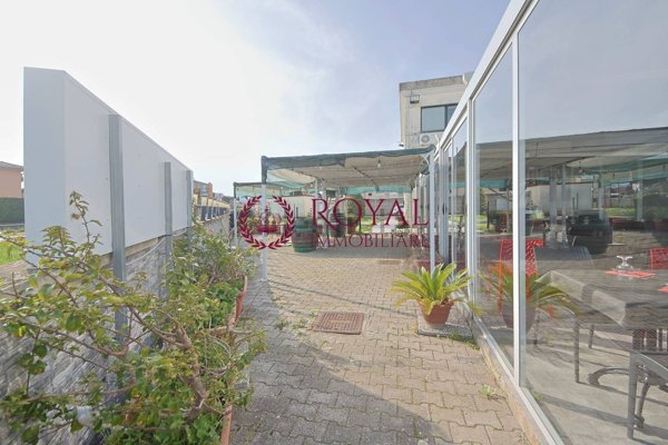 locale commerciale in vendita a Livorno