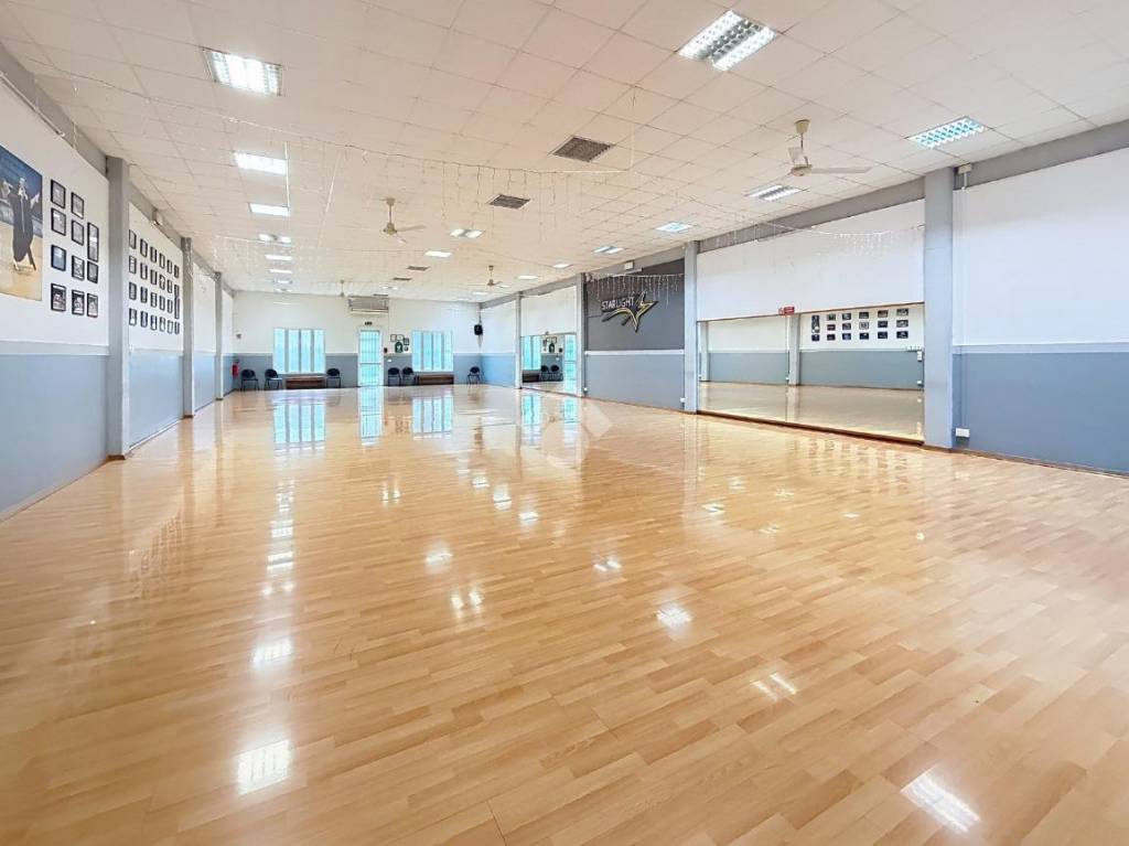 locale commerciale in vendita a Livorno