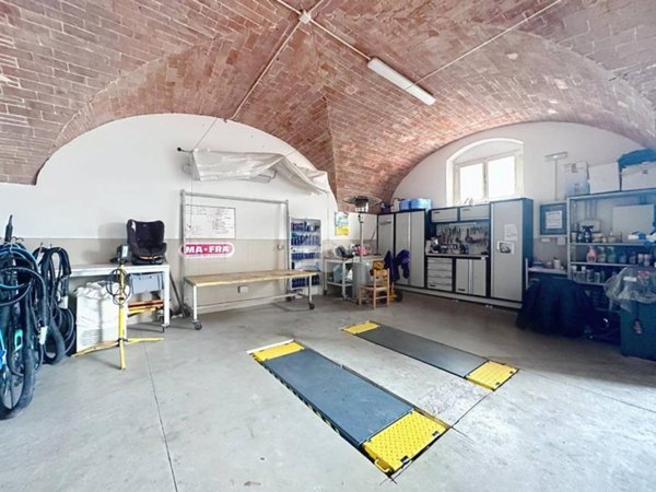 locale commerciale in vendita a Livorno