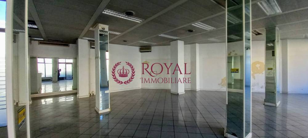 locale commerciale in vendita a Livorno