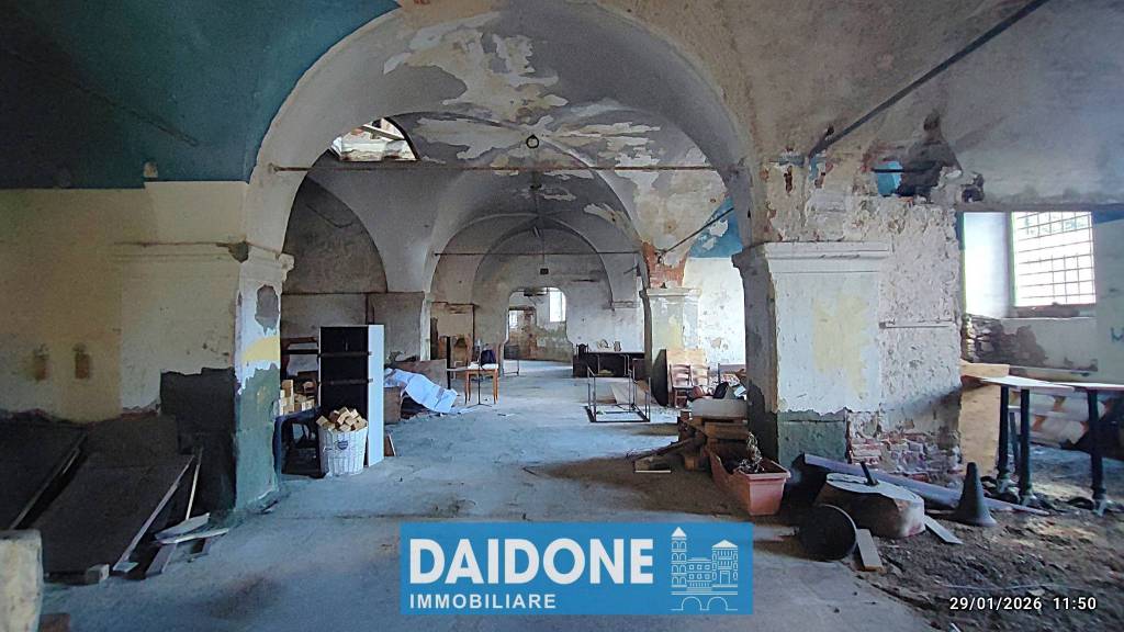 locale commerciale in vendita a Livorno