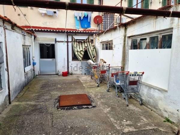 esavano in vendita a Livorno