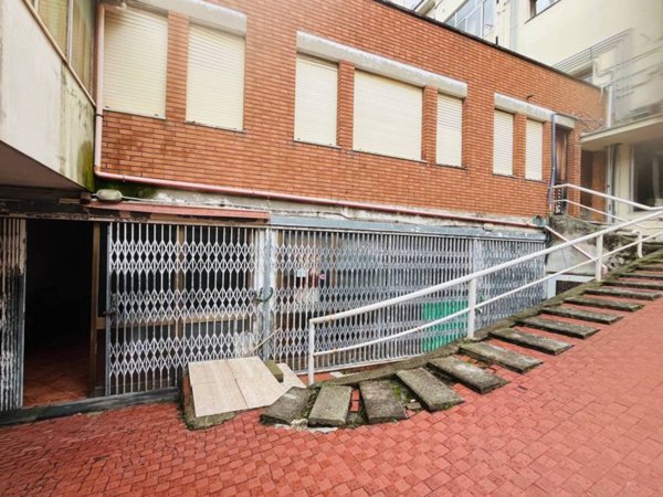 locale commerciale in vendita a Livorno