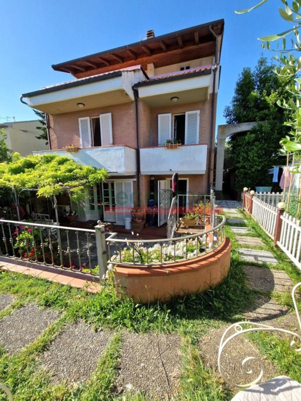 casa indipendente in vendita a Livorno in zona Montenero