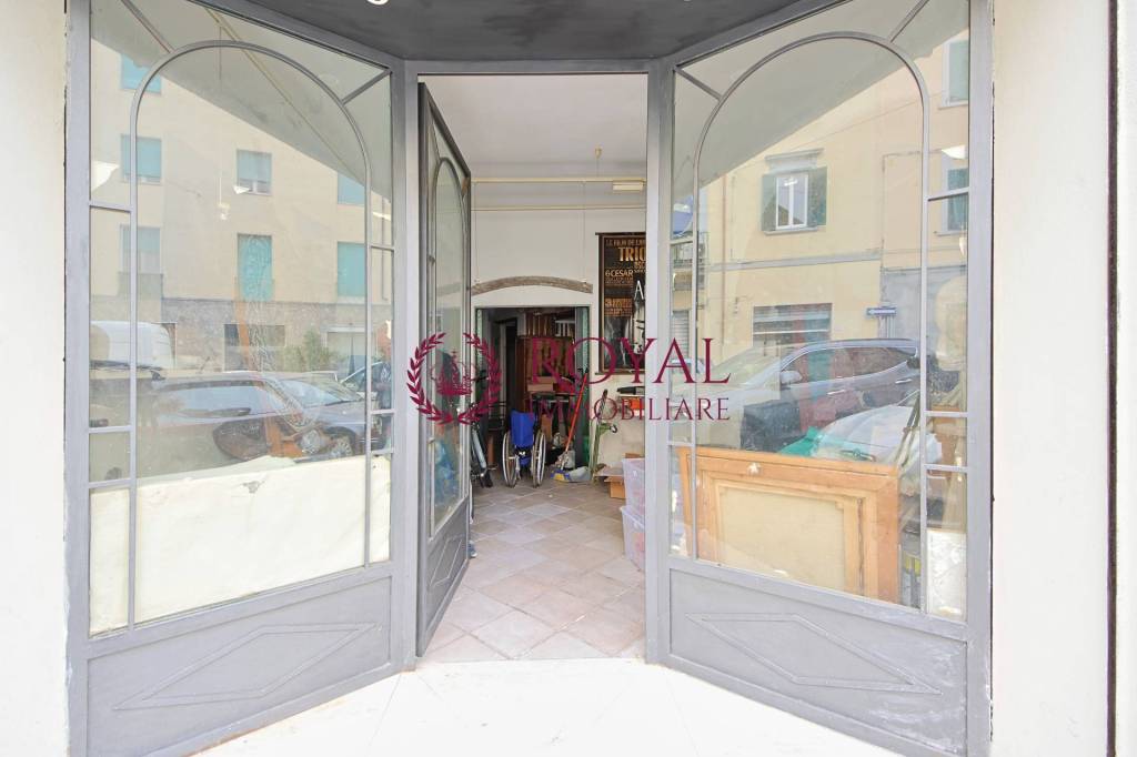 locale commerciale in vendita a Livorno