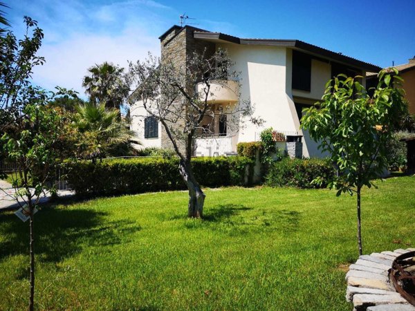 casa indipendente in vendita a Livorno in zona Montenero