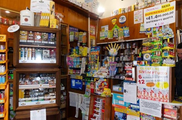 negozio in vendita a Livorno in zona Centro Città