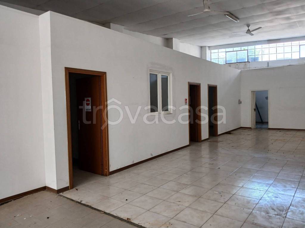 locale commerciale in vendita a Livorno in zona Stazione