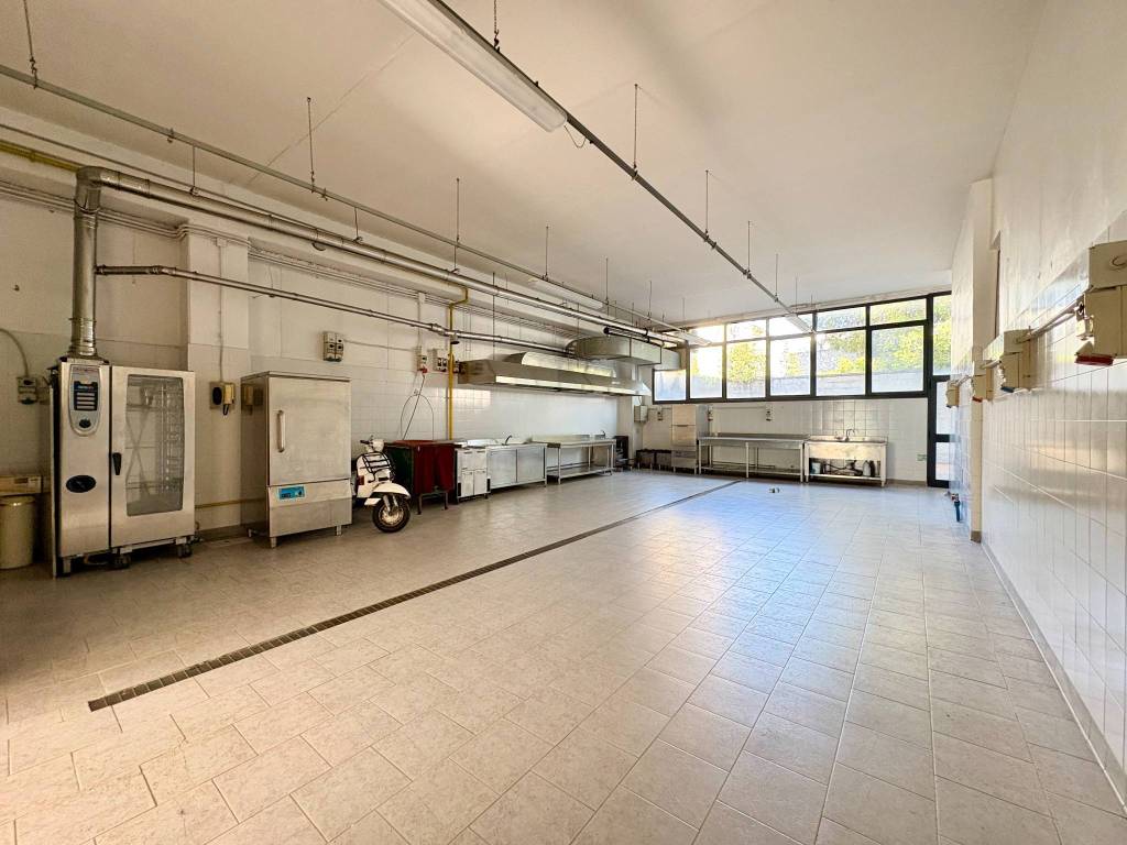 locale commerciale in vendita a Livorno