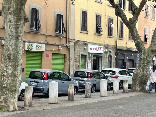 locale commerciale in vendita a Livorno