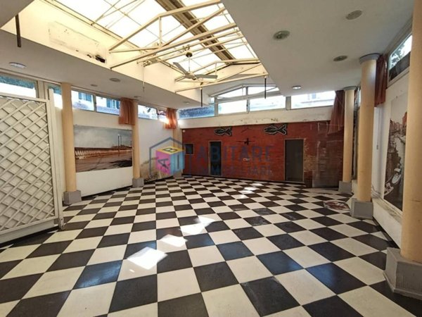 locale commerciale in vendita a Livorno in zona Stazione