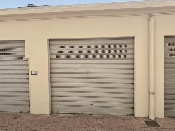 esavano in vendita a Livorno
