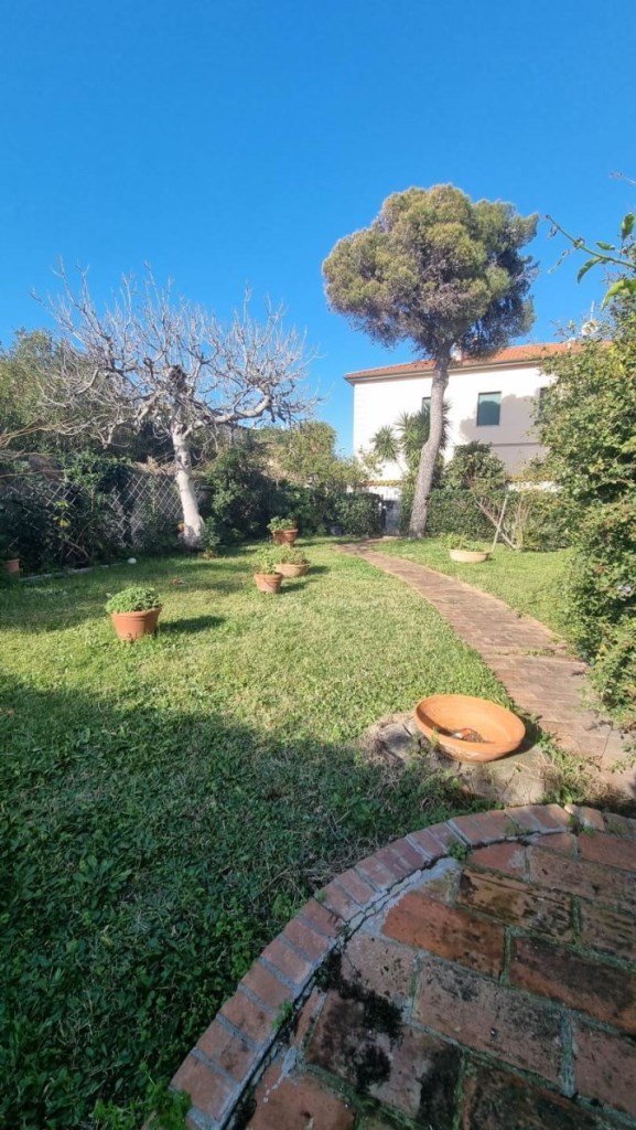 appartamento in vendita a Livorno in zona Antignano