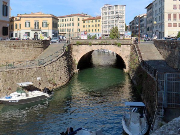 negozio in vendita a Livorno in zona Centro Città