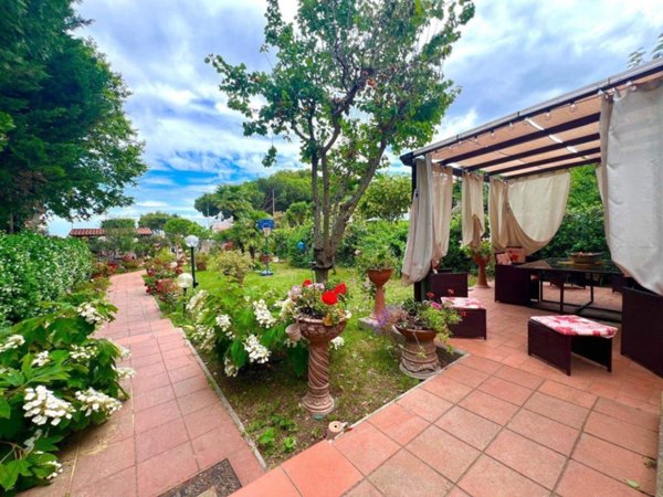 casa indipendente in vendita a Livorno in zona Montenero