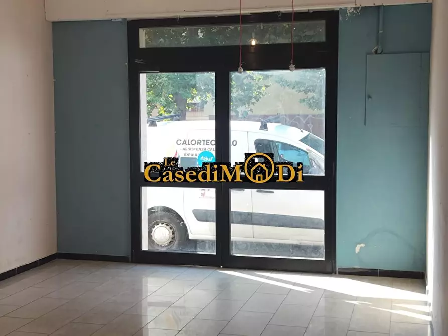 locale commerciale in vendita a Livorno in zona Le Basse