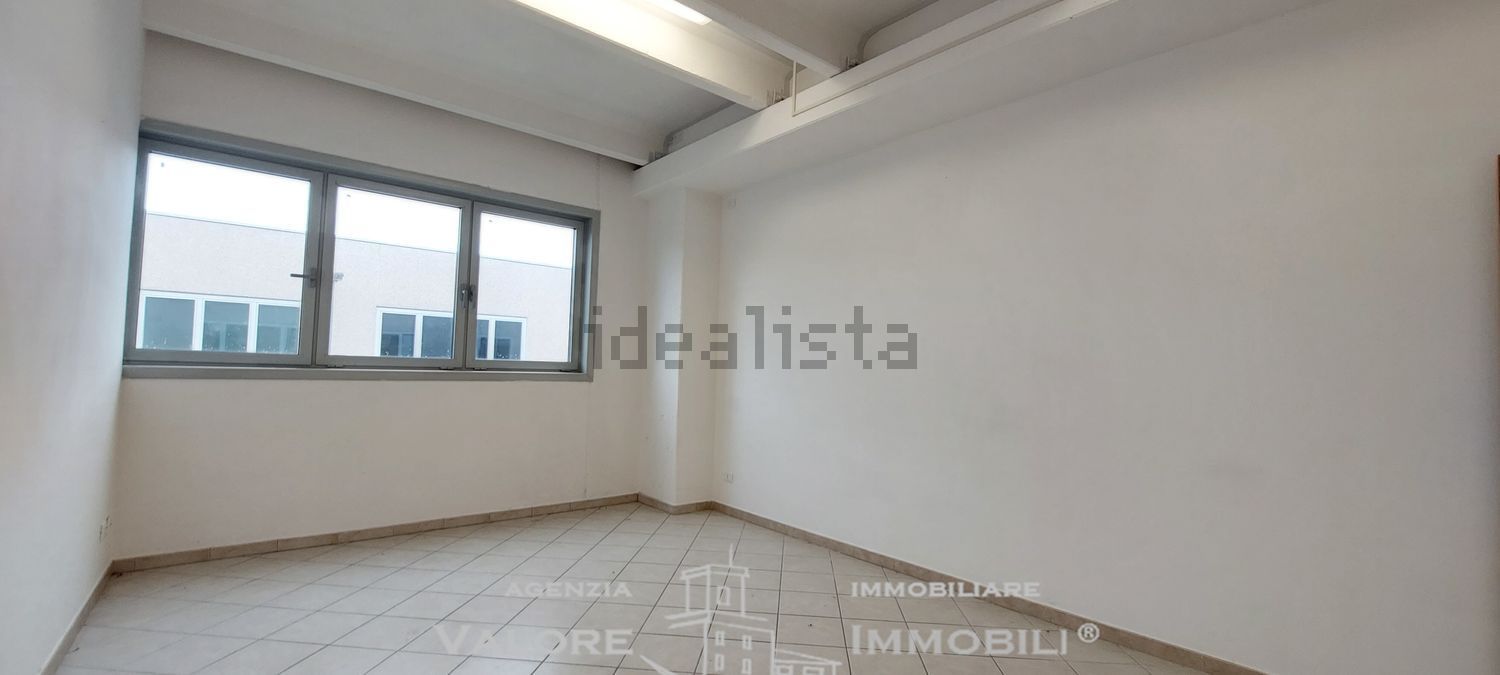 locale commerciale in vendita a Livorno in zona Le Basse