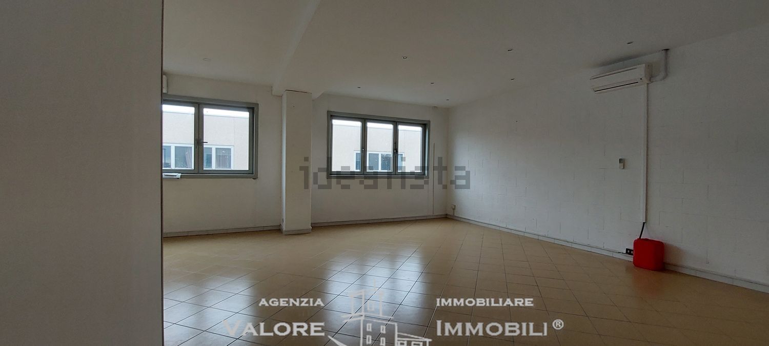 locale commerciale in vendita a Livorno in zona Le Basse