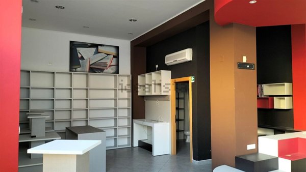 locale commerciale in vendita a Livorno in zona Centro Città