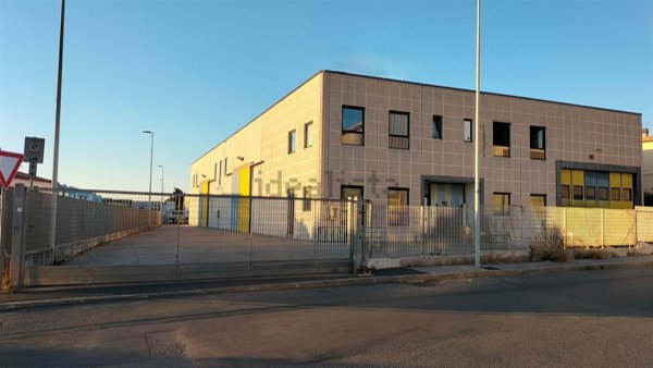 locale commerciale in vendita a Livorno in zona Le Basse