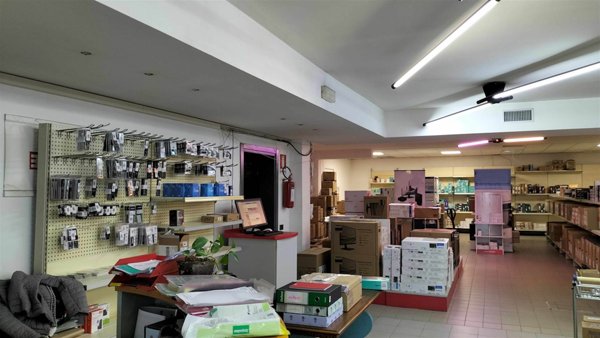 locale commerciale in vendita a Livorno
