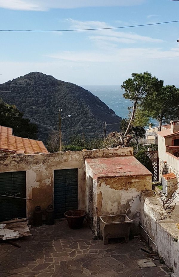 pentavano in vendita a Marciana