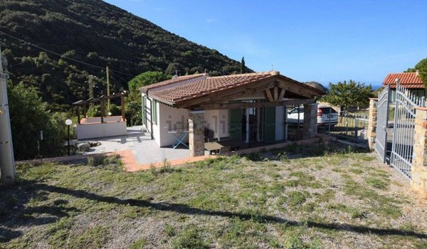 casa indipendente in vendita a Marciana