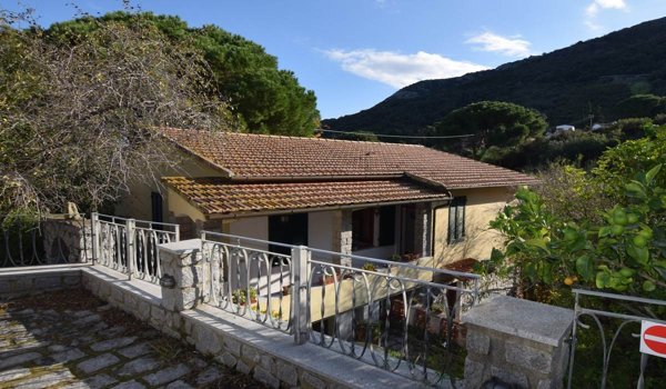 casa indipendente in vendita a Marciana