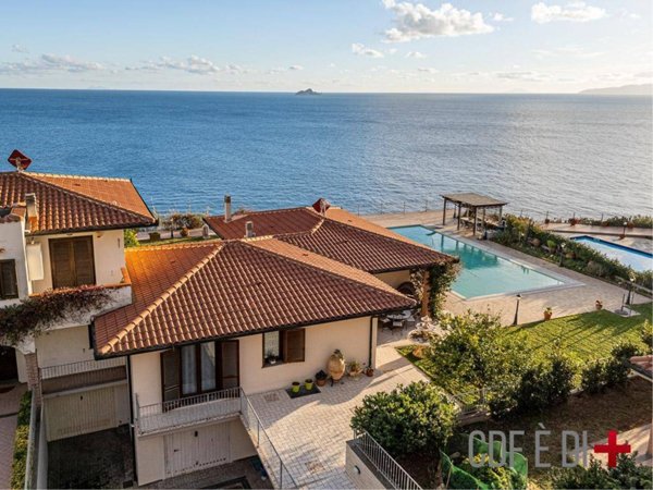 casa indipendente in vendita a Piombino