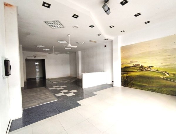 locale commerciale in vendita a Piombino