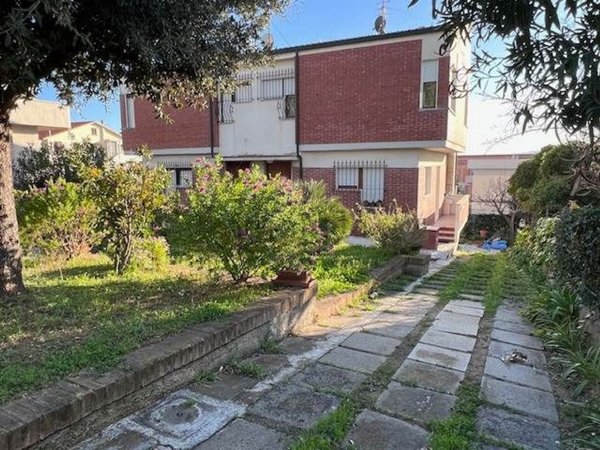 casa indipendente in vendita a Piombino